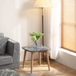 طاولة جانبية بسطح رخام و ارجل خشب عصرية