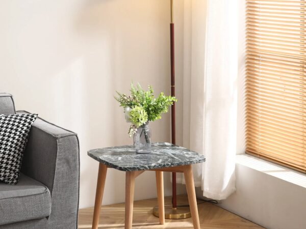 طاولة جانبية بسطح رخام و ارجل خشب عصرية