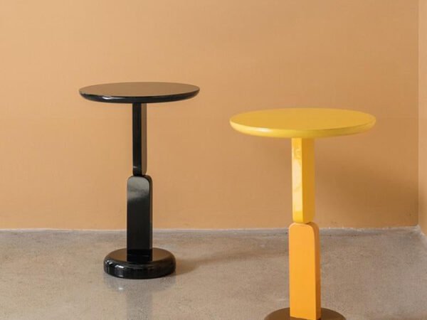 طاولة بتصميم بسيط جانبية