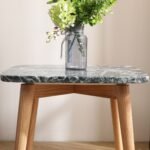 طاولة جانبية بسطح رخام و ارجل خشب عصرية - الصورة 2