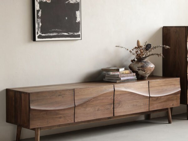 طاولة تلفاز بني فاخرة بخشب هندسي عالي الجودة