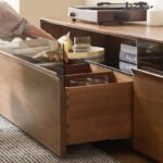 ⁦طاولة تلفزيون بتصميم عصري⁩ - الصورة ⁦2⁩