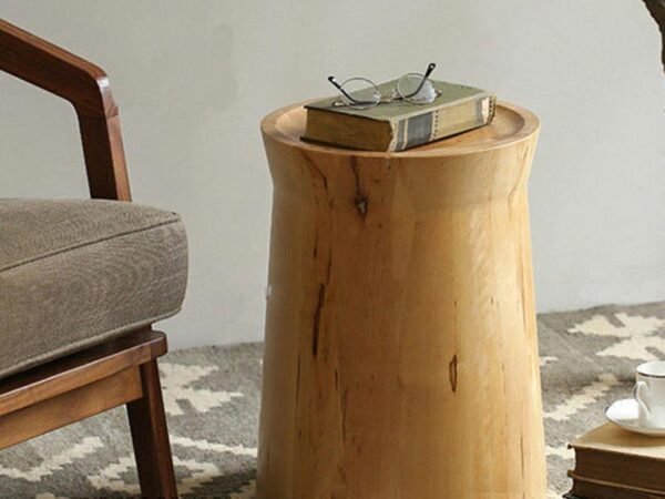 طاولة جانبية بتصميم عتيق