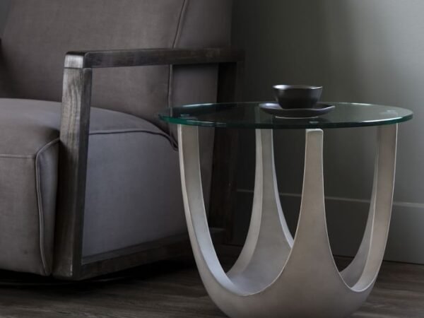 طاولة جانبية بتصميم شيك ومودرن