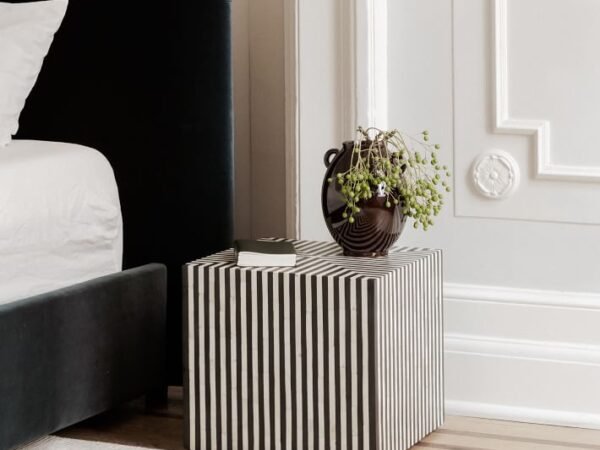 طاولة جانبية بتصميم بسيط