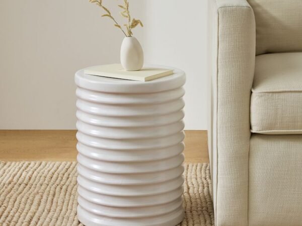 طاولة جانبية بتصميم عصري