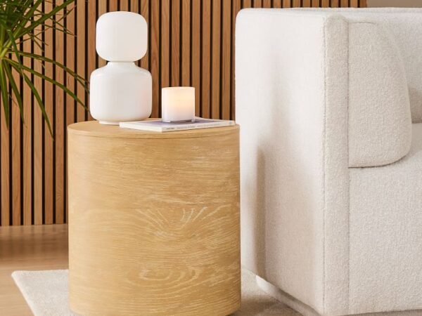 طاولة جانبية بتصميم بسيط و عملي