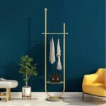 علاقة ملابس معدنية بتصميم انيق