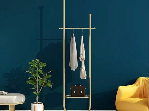 علاقة ملابس معدنية بتصميم انيق