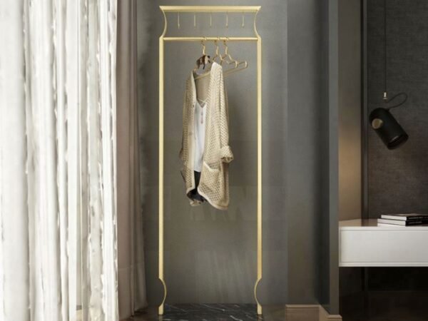 علاقة ملابس معدنية بتصميم كلاسيكي