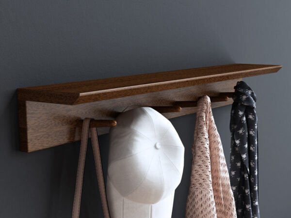 علاقة ملابس معلفة على الحائط