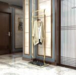 ⁦علاقة ملابس معدنية بتصميم كلاسيكي⁩ - الصورة ⁦3⁩