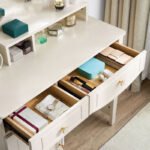 ⁦تسريحة بخزانة بتصميم بسيط⁩ - الصورة ⁦2⁩