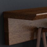 ⁦علاقة ملابس معلقة على الحائط⁩ - الصورة ⁦4⁩