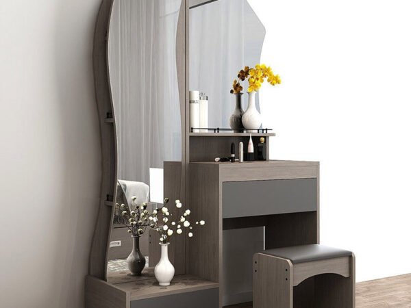 تسريحة شيك بمرأة كبيرة مع مقعد