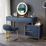 تسريحة موردن بمرأة مع كرسي