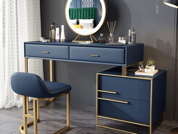 تسريحة موردن بمرأة مع كرسي