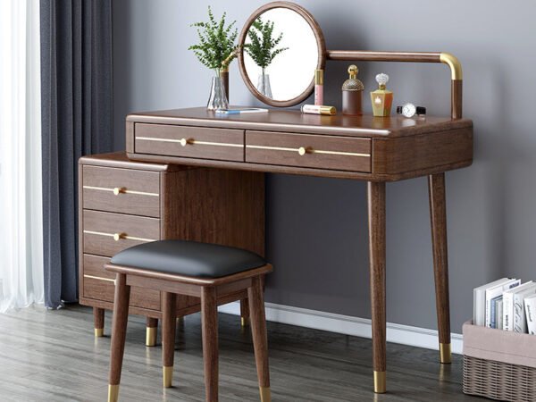 تسريحة بتصميم أنيق بمرأة دائرية