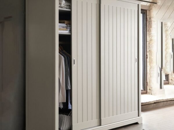 دولاب ملابس مقسم بعدة ارفف