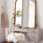 مرآة كلاسيكية بتصميم فريد