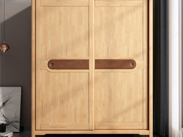 دولاب ملابس خشبي بتصميم بسيط
