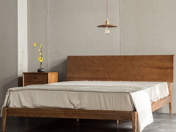 سرير خشبي بسيط بزوايا حادة 