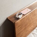 سرير خشبي بسيط بزوايا حادة - الصورة 3