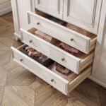 ⁦خزانة ملابس أبيض بتصميم كلاسيك⁩ - الصورة ⁦2⁩