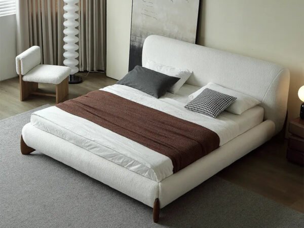 سرير بسيط بتصميم أنيق وهادئ