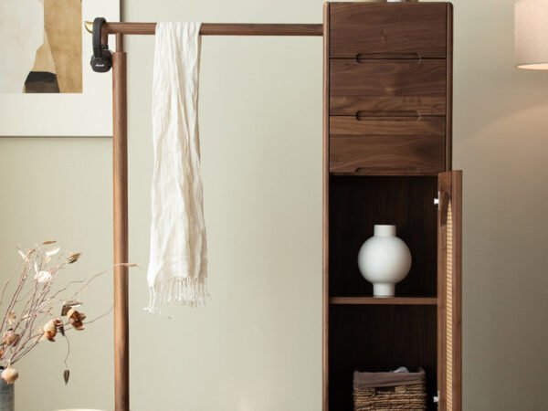 علاقة ملابس مزودة بوحدات تخزين