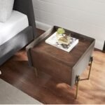 طاولة جانبية بنيّة مميزة