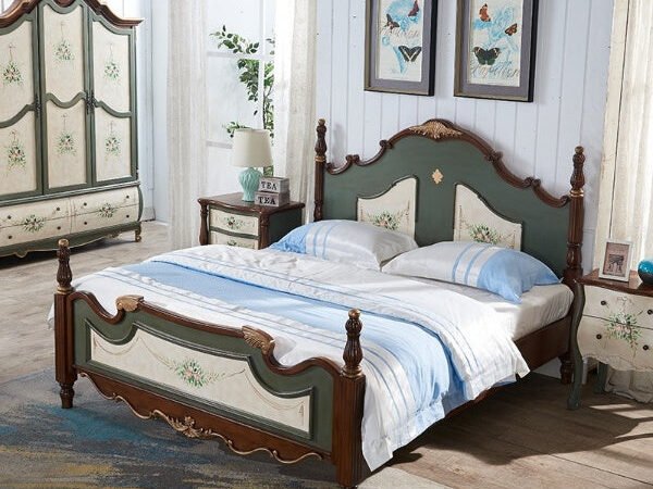 سرير خشبي بتصميم عتيق كلاسيكي