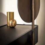 ⁦تسريحة مودرن بتصميم بسيط مع مرآة⁩ - الصورة ⁦2⁩