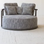 كرسي فوتيه دائري معدني بتصميم أنيق