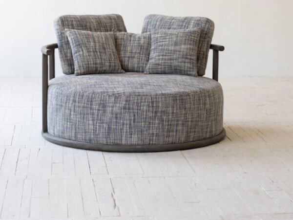 كرسي فوتيه دائري معدني بتصميم أنيق