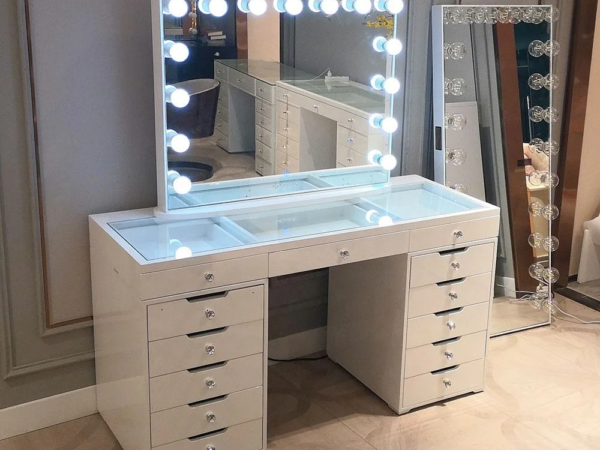 تسريحة غرفة النوم المودرن مع إضاءة