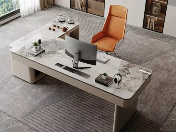 طاولة مكتب تتميز بخزانة مكتبية جانبية