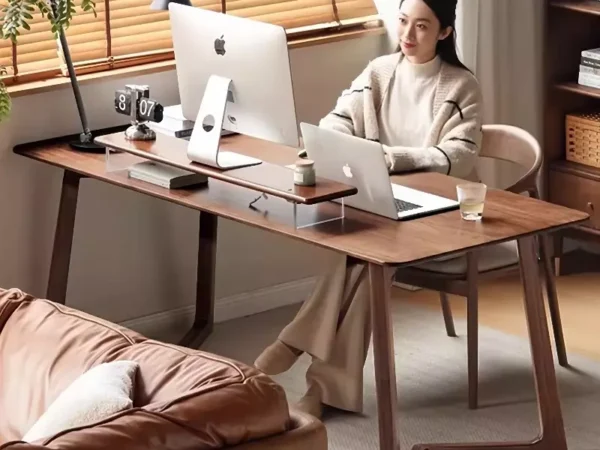 طاولة مكتب خشبية بتصميم بسيط عملية
