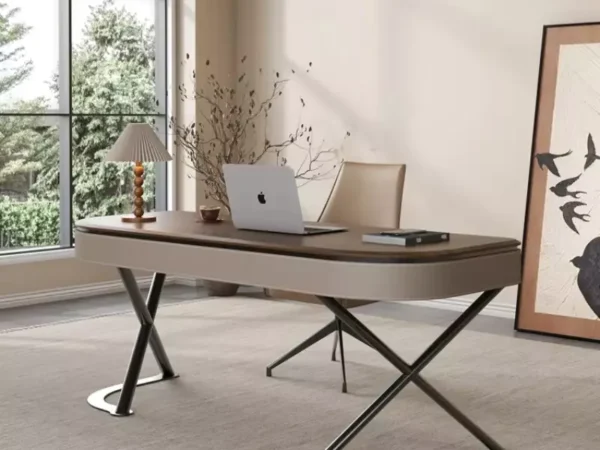 طاولة مكتب خشبية بقاعدة متينة