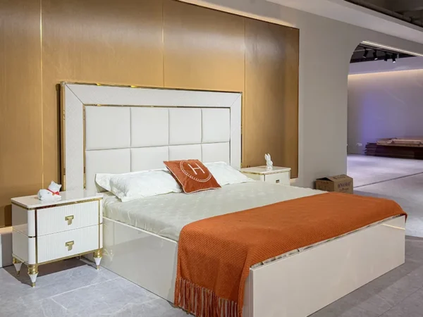 طقم غرفة نوم مميزة بتفاصيل حادة و مميزة